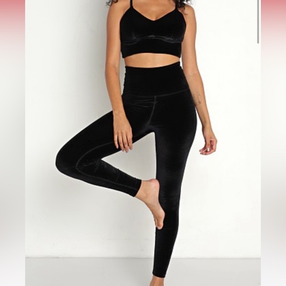 Beyond Yoga Black Velvet High Waisted Midi Leggings Women's Size M NWT - Picture 1 of 2